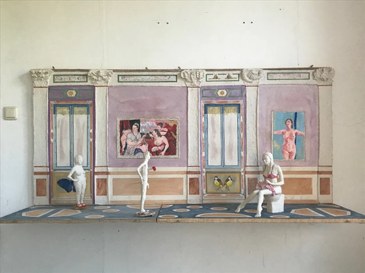 The artist, his wife and Daphne at Galleria Borghese, Assemblage, 83 x 177 x 48 cm, 2019. Papier-mâché, watercolors and colored pencil on paper mounted on jute, papier-mâché and oil on jute. Wood, wire, rice paper and fil nylon d’étalage.